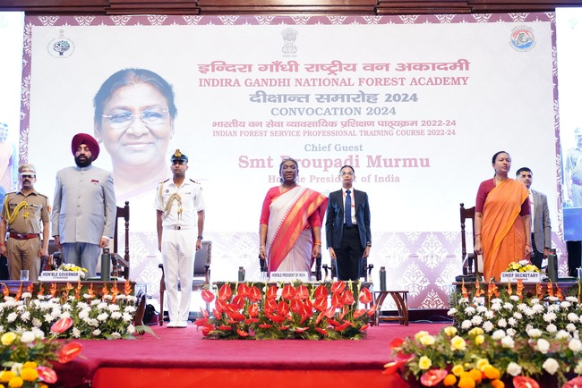 राष्ट्रपति द्रौपदी मुर्मु ने इन्दिरा गांधी राष्ट्रीय वन अकादमी देहरादून में दीक्षांत समारोह में हिस्सा लिया, कहा वन संसाधनों की क्षति-पूर्ति विज्ञान और प्रौद्योगिकी की मदद से हम  तेज गति से कर सकते हैं