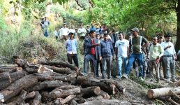 Uttarakhand जंगल और पहाड़ काटकर बन रहा था रेस्टोरेंट, कमिश्नर के छापे से मचा हड़कंप