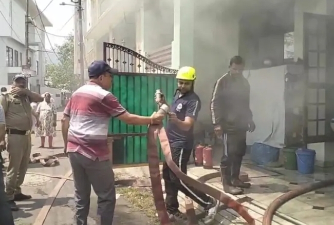 Uttarakhand यहां कपड़े की दुकान में लगी भीषण आग, लाखों रुपए का नुकसान