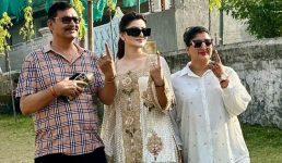 बॉलीवुड अभिनेत्री और मॉडल उर्वशी रौतेला ने कोटद्वार में मतदान किया, कहा उन्हीं को अपना मत दें जो उत्तराखंड को पूरी तरह से विकसित कर सकते हैं