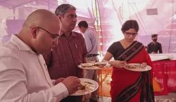 खाने की शिकायत पर पहुंची जिलाधिकारी, खुद खाकर किया गुणवत्ता का परीक्षण