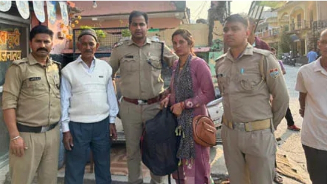 Uttarakhand मीनाक्षी का गहनों से भरा बैग स्टेशन पर किसी से बदल गया, लेकिन उसकी सूझ-बूझ से वापस भी मिल गया