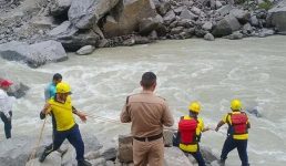 पिथौरागढ़ में काली नदी में गिरा वाहन, एक महिला का शव मिला, दो लोग लापता
