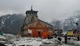 केदारनाथ में हुई बर्फबारी, आसपास के मौसम में आई ठंडक