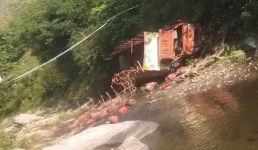 Uttarakhand यहां गैस सिलेंडर से भरा ट्रक नदी में गिरा, हादसे में ड्राइवर-कंडक्टर की मौत