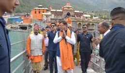 मुख्यमंत्री ने बदरीनाथ पहुंचकर यात्रा व्यवस्थाओं का किया स्थलीय निरीक्षण, मूलभूत सुविधाओं को सुदृढ़ रखने के दिये निर्देश