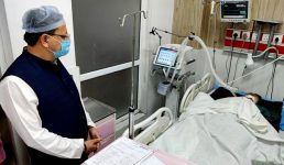 सड़क दुर्घटनाओं पर सीएम की अफसरों को दो टूक, दायित्व निर्वहन में शिथिलता पर होगी कड़ी कार्रवाई, रुद्रप्रयाग घायलों से अस्पताल में मुलाकात की