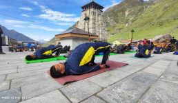 अंतर्राष्ट्रीय योग दिवस : केदारनाथ धाम में योग सत्र का आयोजन, लोगों में दिखा उत्साह