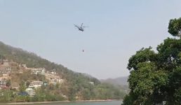चार वनकर्मियों की मौत के बाद भारतीय वायु सेना का MI-17 हेलीकॉप्टर जंगल की आग बुझाने में जुटा
