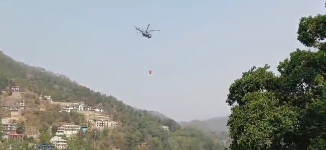 चार वनकर्मियों की मौत के बाद भारतीय वायु सेना का MI-17 हेलीकॉप्टर जंगल की आग बुझाने में जुटा चार वनकर्मियों की मौत के बाद भारतीय वायु सेना का MI-17 हेलीकॉप्टर जंगल की आग बुझाने में जुटा