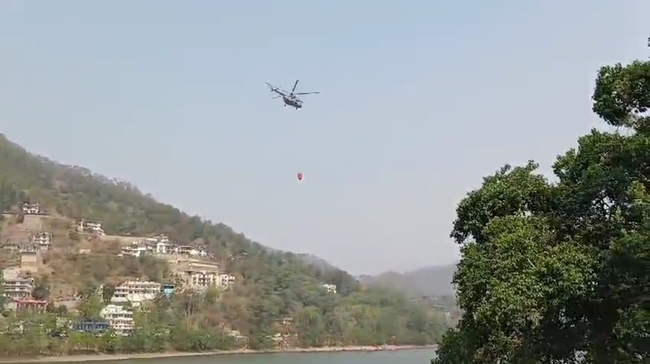 चार वनकर्मियों की मौत के बाद भारतीय वायु सेना का MI-17 हेलीकॉप्टर जंगल की आग बुझाने में जुटा