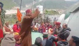 केदारनाथ में भड़के तीर्थ पुरोहित और व्यापारी, सचिव अरविंद पांडे को बनाया बंधक