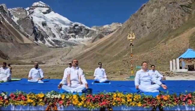 Video : सीएम धामी ने आदि कैलाश में योग कार्यक्रम में हिस्सा लिया, पार्वती कुंड में पूजा भी की