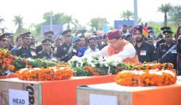 जम्मू के कठुआ में शहीद हुए उत्तराखंड के पांच जवानों के पार्थिव शरीर मंगलवार को जॉलीग्रांट एयरपोर्ट पहुंचे, मुख्यमंत्री ने दी श्रद्धांजलि