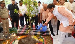 हरेला पर्व पर सीएम धामी ने ‘शहीदों के नाम पौधरोपण’ कार्यक्रम में हिस्सा लिया, पर्यावरण संरक्षण की दिशा में सराहनीय प्रयास करने वाले स्कूलों एवं वन पंचायतों को सम्मानित भी किया