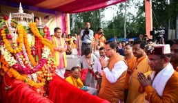 मुख्यमंत्री ने परेड ग्राउंड, देहरादून में आयोजित कार्यक्रम में बाबा बौखनाग की पूजा-अर्चना कर प्रदेश की खुशहाली की कामना की