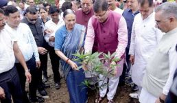 गुरू पूर्णिमा के शुभ अवसर पर मुख्यमंत्री ने ‘एक पेड़ मां के नाम’ अभियान के अंतर्गत अपनी माताजी संग किया पौधारोपण, कहा ﻿व्यक्ति के जीवन में उसकी सबसे पहली गुरु माँ ही हैं