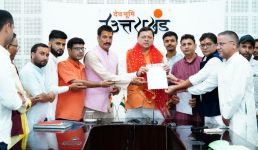 मुख्यमंत्री से उत्तराखण्ड तीर्थ पुरोहित महापंचायत के पदाधिकारियों ने की भेंट, कैबिनेट द्वारा राज्य के चारधाम और अन्य प्रमुख मंदिरों के नाम ट्रस्ट या समिति गठित किये जाने के विरूद्ध कठोर विधिक प्राविधान किये जाने के निर्णय के लिए मुख्यमंत्री का जताया आभार