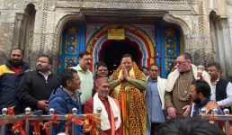 मुख्यमंत्री पुष्कर सिंह धामी ने किए बाबा केदारनाथ के दर्शन, निर्माण कार्यों की समीक्षा की