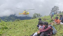 मदमहेश्वर मंदिर ट्रैक पर बनतोली गौंडार में पुल बहा, श्रद्धालु फंसे, हेलीकॉप्टर से बचाव कार्य किया गया