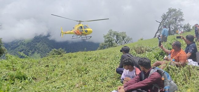 मदमहेश्वर मंदिर ट्रैक पर बनतोली गौंडार में पुल बहा, श्रद्धालु फंसे, हेलीकॉप्टर से बचाव कार्य किया गया