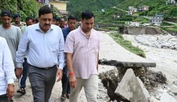 मुख्यमंत्री के निर्देश पर आयुक्त गढ़वाल ने टिहरी के आपदा पीडितों का जाना हाल चाल, तिनगढ़ गांव एवं बूढ़ाकेदार आपदाग्रस्त क्षेत्रों का दौरा किया