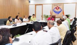 जिलाधिकारी स्वतंत्रता संग्राम सेनानियों के साथ बैठक कर उनकी समस्याओं के निस्तारण हेतु तत्काल कार्यवाही करें – मुख्य सचिव  राधा रतूड़ी