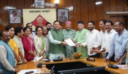 उत्तराखंड में एक राज्य एक पंचायत चुनाव की उठी मांग, सीएम धामी से त्रिस्तरीय पंचायत संगठन के सदस्यों ने भेंट की