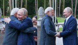 भारत-रूस शिखर सम्मेलन में भाग लेने मास्को पहुंचे पीएम मोदी, पुतिन से गर्मजोशी से हुई मुलाकात