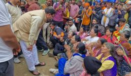 केदारघाटी में आपदा प्रभावित क्षेत्रों में रेस्क्यू कार्य का सीएम धामी ने लिया जायजा, फंसे श्रद्धालुओं से की मुलाकात