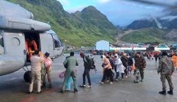 केदारघाटी में रेस्क्यू अभियान सोमवार को भी जारी﻿, एयरफोर्स के चिनूक और एमआई हेलीकॉप्टर निकाल रहे यात्रियों को, मुख्यमंत्री स्वयं ले रहे रेस्क्यू एवं सर्च अभियान की पल-पल की जानकारी