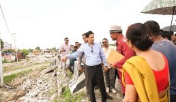 हल्द्वानी में यहां कुमाऊं कमिश्नर दीपक रावत ने किया निरीक्षण, अधिग्रहण की गई जमीन का मुआवजा शीघ्र देने की बात कही