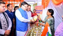 मुख्यमंत्री सशक्त बहना उत्सव योजना एवं मुख्यमंत्री महिला स्वयं सहायता समूह सशक्तिकरण योजना के अन्तर्गत लगाए गए स्टॉलों का शुभारंभ, सीएम ने स्थानीय उत्पादों की खरीदारी भी की