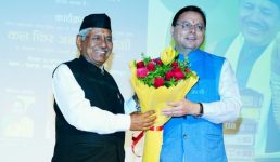 मुख्यमंत्री ने प्रसिद्ध लोक गायक नरेन्द्र सिंह नेगी को उत्तराखण्ड लोक सम्मान से सम्मानित किया, नेगी को बताया हिमालय जैसा अडिग व्यक्तित्व