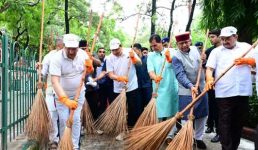 मुख्यमंत्री धामी ने ‘स्वच्छता अपनाओ, बीमारी भगाओ’ कार्यक्रम में प्रतिभाग किया, 13 जनपदों के लिए स्वच्छता वाहनों को रवाना किया