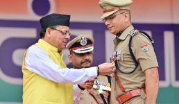 स्वतंत्रता दिवस पर मुख्यमंत्री धामी ने की 8 घोषणाएं, सराहनीय कार्य के लिए पुलिस अधिकारियों और खिलाड़ियों को सम्मानित भी किया