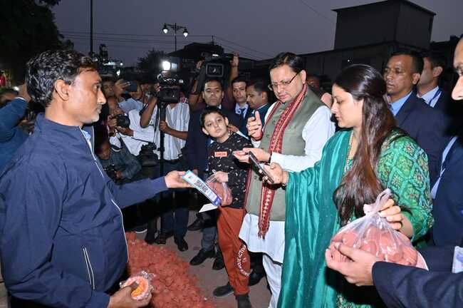 सीएम पुष्कर सिंह धामी ने क्रय की स्थानीय कारीगरों द्वारा तैयार मिट्टी के दीपक और मूर्तियां, सभी से की  स्थानीय उत्पादों को बढ़ावा देने की अपील