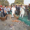 मुख्यमंत्री पुष्कर सिंह धामी ने राज्य स्थापना दिवस के पूर्व दिवस पर स्वच्छता कार्यक्रम में प्रतिभाग किया,  झाड़ू लगाकर स्वच्छता का संदेश दिया