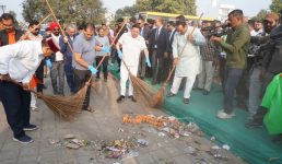 मुख्यमंत्री पुष्कर सिंह धामी ने राज्य स्थापना दिवस के पूर्व दिवस पर स्वच्छता कार्यक्रम में प्रतिभाग किया,  झाड़ू लगाकर स्वच्छता का संदेश दिया