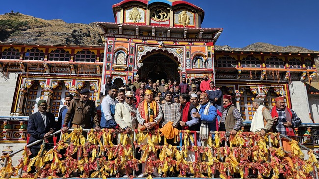 मुख्यमंत्री पुष्कर सिंह धामी ने किए बद्री विशाल के दर्शन, पूजा अर्चना कर देश प्रदेश की सुख समृद्धि की कामना की