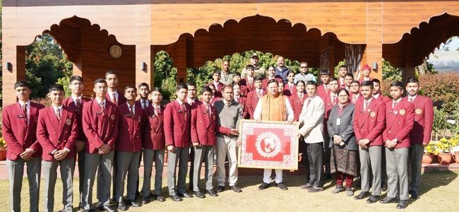 मुख्यमंत्री पुष्कर सिंह धामी से सैनिक स्कूल घोड़ाखाल से शैक्षिक भ्रमण के लिए आये विद्यार्थियों ने भेंट की, मुख्यमंत्री ने कहा कि इस तरह की शैक्षिक यात्राएं छात्रों के व्यक्तित्व के विकास में सहायक होती हैं और उन्हें नये अनुभव मिलते हैं