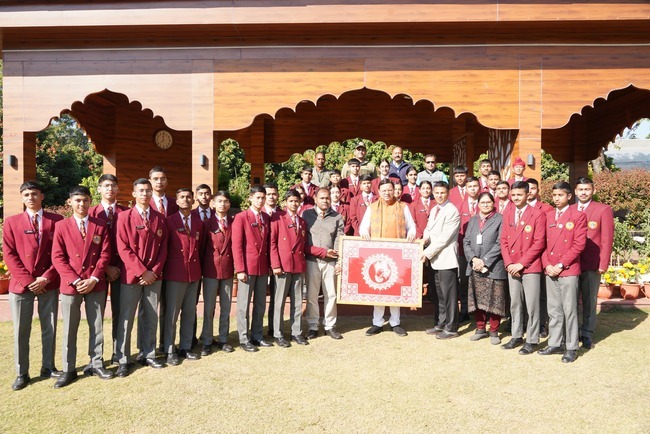 मुख्यमंत्री पुष्कर सिंह धामी से सैनिक स्कूल घोड़ाखाल से शैक्षिक भ्रमण के लिए आये विद्यार्थियों ने भेंट की, मुख्यमंत्री ने कहा कि इस तरह की शैक्षिक यात्राएं छात्रों के व्यक्तित्व के विकास में सहायक होती हैं और उन्हें नये अनुभव मिलते हैं