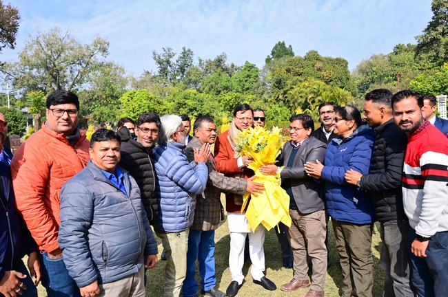 उत्तरांचल प्रेस क्लब की नव निर्वाचित कार्यकारिणी के सदस्यों ने मुख्यमंत्री से भेंट की, सीएम ने आशा व्यक्त की कि उत्तरांचल प्रेस क्लब सरकार की योजनाओं और नीतियों को  नियमित रूप से आम जन तक पहुंचाने का कार्य करेगा