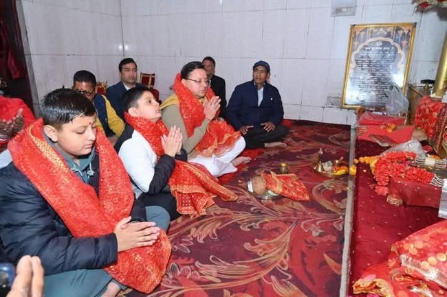 मुख्यमंत्री पुष्कर सिंह धामी ने सिद्धपीठ माँ सुरकण्डा मन्दिर में पूजा अर्चना कर प्रदेश की खुशहाली और समृद्धि की कामना की