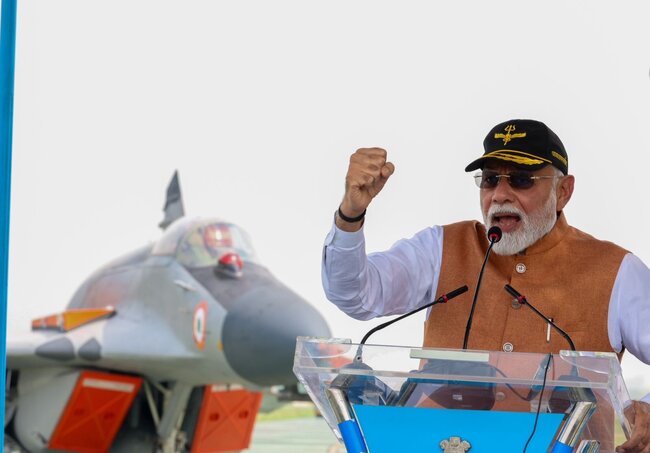 ‘ऑपरेशन सिंदूर’ कोई साधारण सैन्य अभियान नहीं है, बल्कि यह भारत की नीति, इरादे और निर्णायक क्षमता की त्रिमूर्ति है, वायु योद्धाओं और सैनिकों से बोले पीएम मोदी