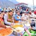 केदारनाथ में मुख्य सेवक भंडारा में मुख्यमंत्री ने श्रद्धालुओं को वितरित किया प्रसाद, विभिन्न राज्यों से आए श्रद्धालुओं से मुख्यमंत्री ने की मुलाकात
