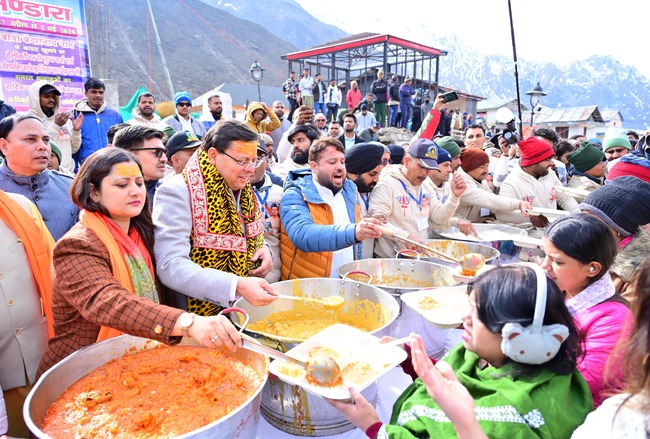 केदारनाथ में मुख्य सेवक भंडारा में मुख्यमंत्री ने श्रद्धालुओं को वितरित किया प्रसाद, विभिन्न राज्यों से आए श्रद्धालुओं से मुख्यमंत्री ने की मुलाकात