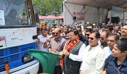 सीएम धामी ने ऋषिकेश से चारधाम यात्रा 2025 के शुभारंभ कार्यक्रम में प्रतिभाग किया, श्रद्धालुओं की 10 बसों को हरी झंडी दिखाई