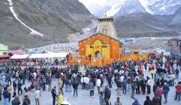 Chardham Yatra 2025, टोकन व्यवस्था के जरिए बाबा के दर्शन से श्रद्धालु संतुष्ट, इस बार पैदल मार्ग पर रेन शेल्टर बढ़ाए जाने से मिल रही है राहत