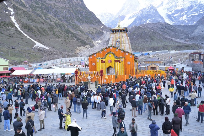 Chardham Yatra 2025, टोकन व्यवस्था के जरिए बाबा के दर्शन से श्रद्धालु संतुष्ट, इस बार पैदल मार्ग पर रेन शेल्टर बढ़ाए जाने से मिल रही है राहत